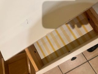 Mesita de noche blanca con cajón