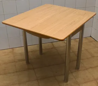 Mesa auxiliar plegable madera y metal. Con cajón.