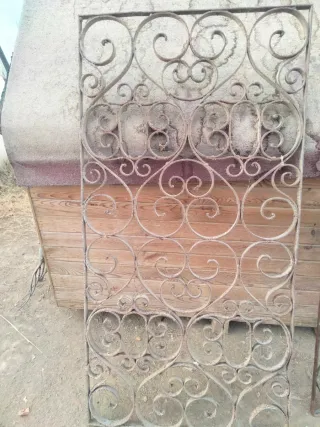 Reja antigua forjada remachada