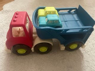 Camión de juguete con remolque y coches