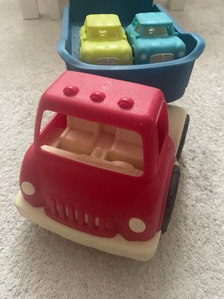 Camión de juguete con remolque y coches