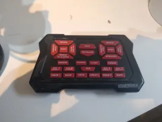 Robot a control remoto negro y rojo