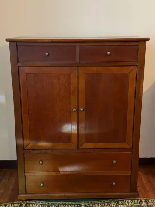 Armario de madera con cajones