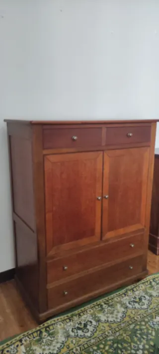 Armario de madera con cajones