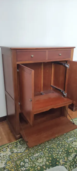Armario de madera con cajones