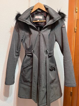 Abrigo gris con capucha y cinturón