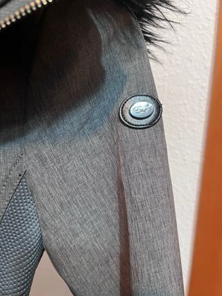 Abrigo gris con capucha y cinturón