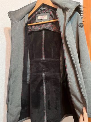 Abrigo gris con capucha y cinturón