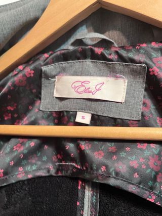 Abrigo gris con capucha y cinturón