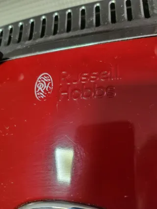 Tostadora Russell Hobbs Roja 4 Ranuras de 15 cm.