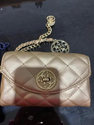 Bolso Guess Dorado Acolchado