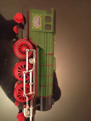 Tren de juguete con vías