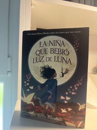 La niña que bebió luz de luna