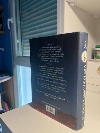 La niña que bebió luz de luna