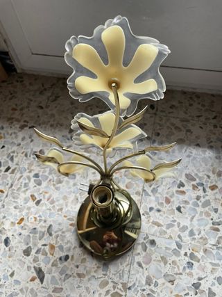 Lámpara de mesa flores doradas