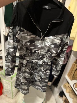 Vestido estampado militar Bershka Talla S