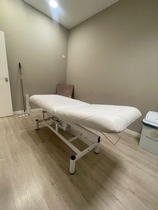 Camilla eléctrica blanca (respaldo manual)