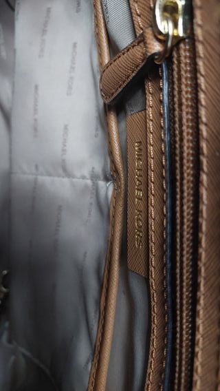 Bolso Michael Kors Jet Set Snap Pocket Marrón