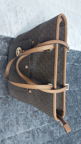 Bolso Michael Kors Jet Set Snap Pocket Marrón