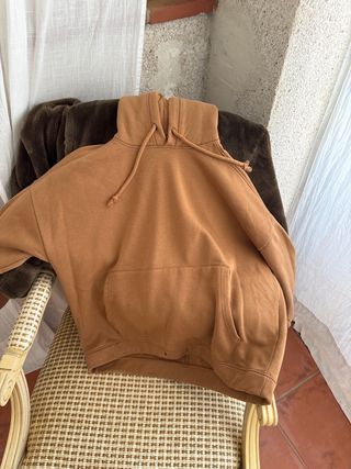 Sudadera marrón con capucha