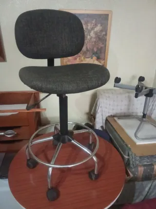 Taburete de trabajo con ruedas