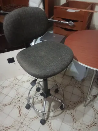 Taburete de trabajo con ruedas