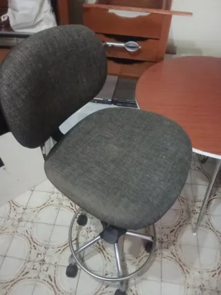 Taburete de trabajo con ruedas