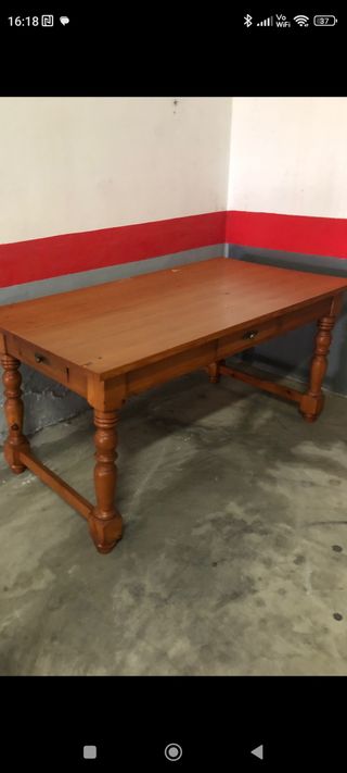 Mesa de comedor de madera con cajones.