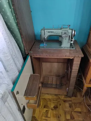 Máquina de coser Refrey con mueble