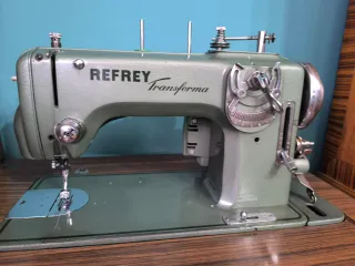 Máquina de coser Refrey con mueble