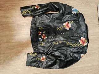 Chaqueta Biker Efecto Piel Bordada Flores