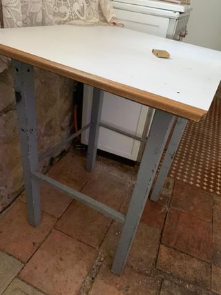 Mesa alta de madera y metal