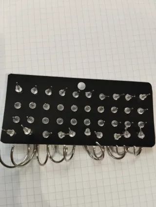 20 pares de pendientes plateados