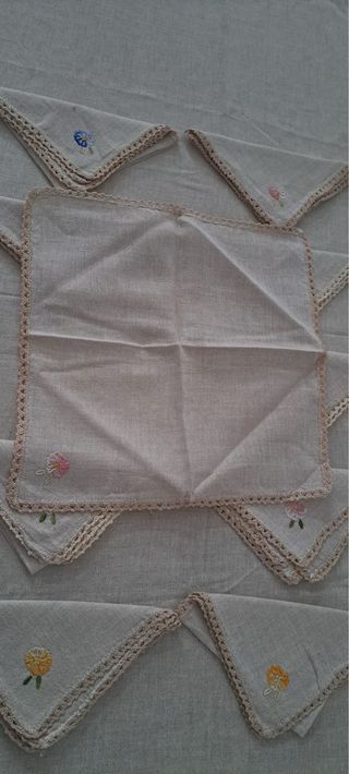 Tovaglia con bordo uncinetto e fiore