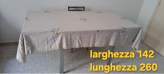 Tovaglia con bordo uncinetto e fiore