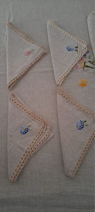 Tovaglia con bordo uncinetto e fiore