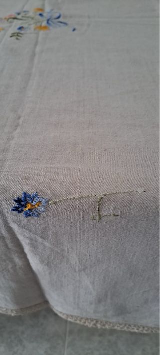 Tovaglia con bordo uncinetto e fiore