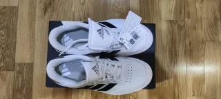 Zapatillas Adidas Blancas y Plateadas