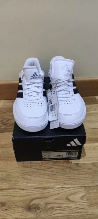 Zapatillas Adidas Blancas y Plateadas