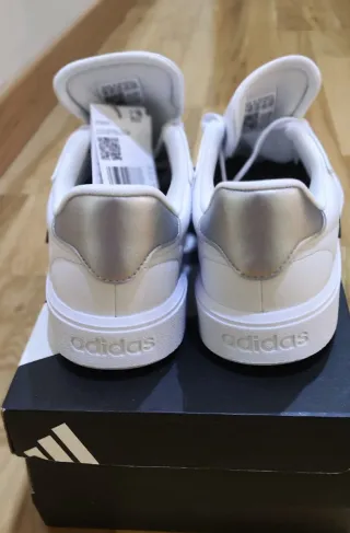 Zapatillas Adidas Blancas y Plateadas