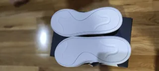 Zapatillas Adidas Blancas y Plateadas