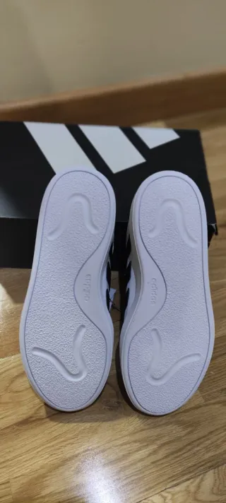 Zapatillas Adidas Blancas y Plateadas