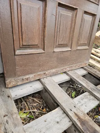 Puerta de entrada de madera