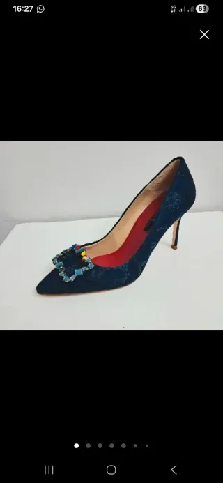 Zapatos de tacón negros con pedrería