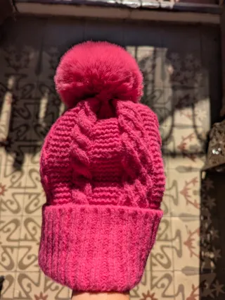 Gorro NUEVO fucsia con pompón y forro polar