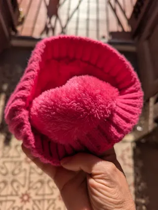 Gorro NUEVO fucsia con pompón y forro polar