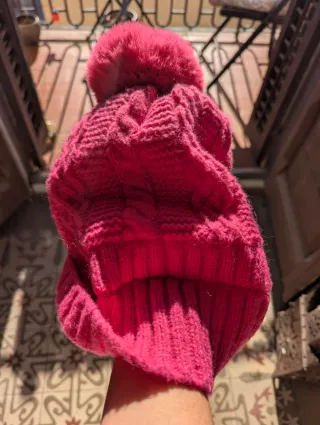 Gorro NUEVO fucsia con pompón y forro polar