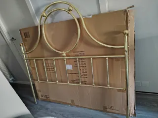 Cabecero de cama dorado de metal