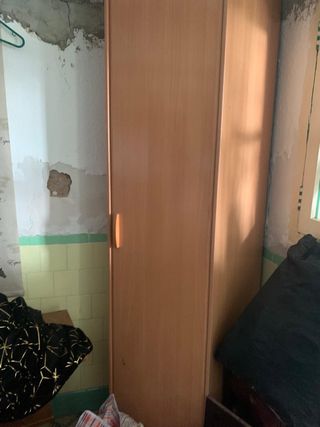 Armario alto de madera color beige