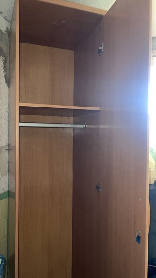 Armario alto de madera color beige